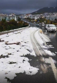 Alanya'da sağanak ve dolu hayatı olumsuz etkiledi