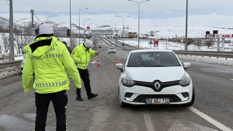 Sivas-Kayseri kara yolu tipi nedeniyle ulaşıma kapatıldı
