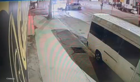 Kırmızı ışıkta geçen motosikletle otomobilin çarpıştığı kaza kamerada: 2 yaralı