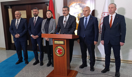 Bakan Tekin öğrencilere karne dağıttı: Yarıyıl tatilinde dinlenip, kitap okuyarak vakit geçirin (2)