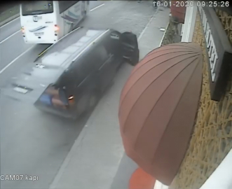 İstanbul - Taksim’de şoför el frenini çekmeyi unuttu turist minibüsü ağaca çarptı: Ana caddeye girse katliam olurdu