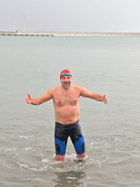 Kar altında denize girip yüzdü