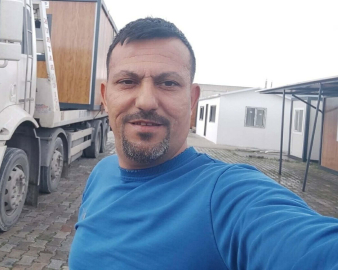 Salihli'de otomobil elektrik direğine çarptı: 1 ölü, 2 yaralı