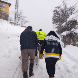 Yolu kardan kapanan mahallede rahatsızlaşan vatandaş, hastaneye ulaştırıldı