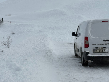 Karlıova’da taburcu olan anne ve bebeği kepçeyle evine götürüldü (2)