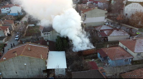 Tek katlı evin müştemilatı yandı