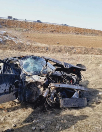 Otomobil devrildi; sürücü öldü, anne ve babası yaralandı