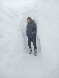 Kar kalınlığının 2 metreyi bulduğu mezrada evi ile ahırı arasına tünel açtı