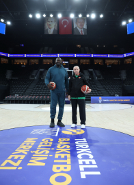 İstanbul- Cumhurbaşkanı Recep Tayyip Erdoğan, eski NBA oyuncusu Shaquille O'Neal ile basketbol oynadı