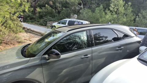 4 araca zarar verip, içlerindeki para ve eşyaları çaldılar; 3 gözaltı