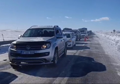 TIR buzlanma nedeniyle kaydı; Türkiye-Gürcistan kara yolu trafiğe kapandı