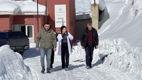Ebe Aysel, 1,5 metre karda yürüyerek sağlık hizmeti veriyor/Ek fotoğraflar