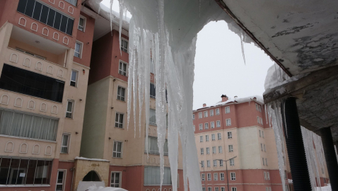 Bitlis'te çatılardaki buz sarkıtlarının boyu 5 metreyi aştı