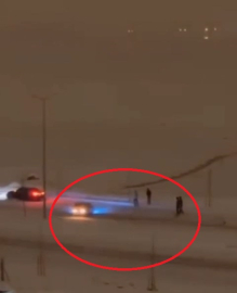 Otomobili ile karlı yolda drift yapan sürücü kamerada