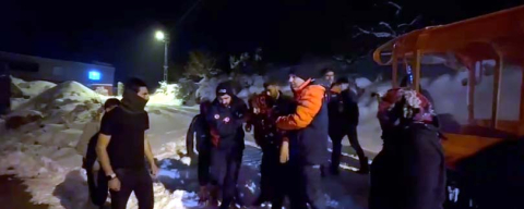 Kardan yolu kapanan köyde rahatsızlanan kadına ekipler ulaştı