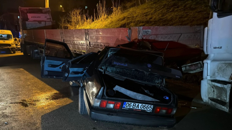 Otomobil, park halindeki TIR'a çarptı: 1’i ağır, 2 yaralı