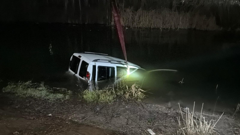 Park halindeki hafif ticari araç, Porsuk Çayı’na düştü