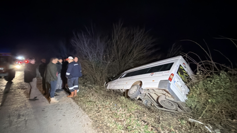 Bartın'da minibüs şarampole devrildi; 4 yaralı