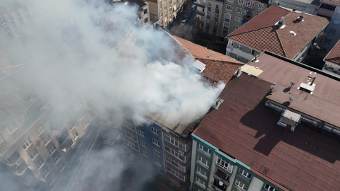 İstanbul – Esenler’de 5 katlı binanın çatı katında çıkan yangın söndürüldü