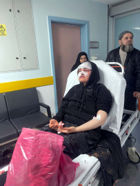 Boşanma aşamasındaki eşini kaldırım taşıyla dövdü