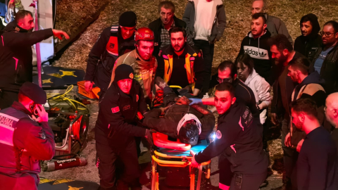 Bursa'da talaş yüklü TIR devrildi: 1 ölü