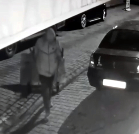 El arabası ile dondurma dolabını çaldı; o anlar kamerada