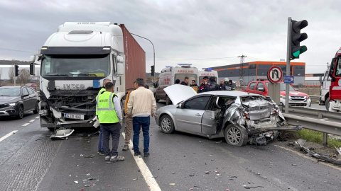 TIR, kırmızı ışıkta bekleyen otomobile çarptı; 3 yaralı