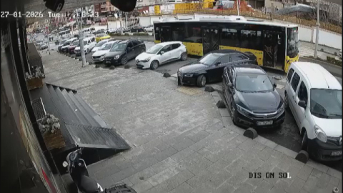 İstanbul - Esenler'de İETT otobüsünün park halindeki araçlara çarptığı kaza kamerada