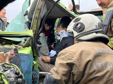 Hatay’da minibüs, otomobille çarpıştı: 5 yaralı