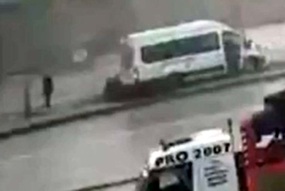 Servis minibüsü refüje çıktı, yaya saniyelerle kurtuldu
