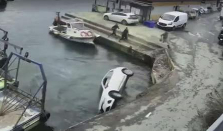 İstanbul - Sarıyer'de otomobil denize düştü; tekneden atlayan kişi yüzerek yardıma geldi