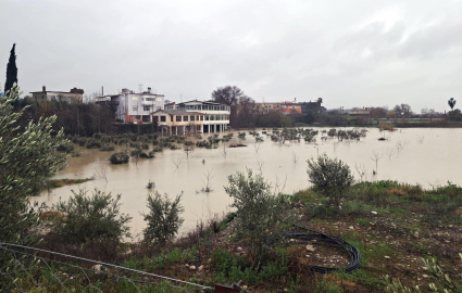 3 gündür etkili olan yağmurlar nedeniyle ırmak taştı, restoranlar ve bahçeleri su bastı