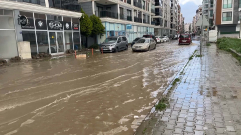 Aydın İncirliova'da sağanak nedeniyle yollar göle döndü
