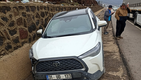 Otomobil ile hafif ticari araç çarpıştı: 2'si çocuk, 5 yaralı