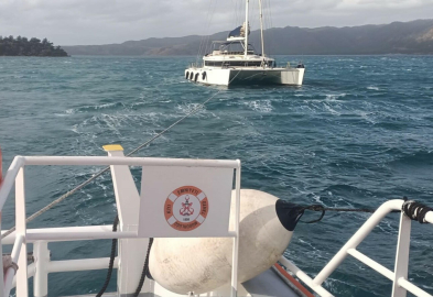 Marmaris'te makine arızası nedeniyle sürüklenen tekne kurtarıldı