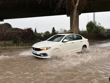 İzmir'de sağanak; cadde ve sokaklar göle döndü