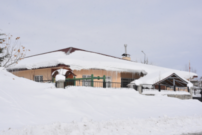 Bitlis'in yüksek kesimlerde kar kalınlığı 1 metreyi aştı; 100 köy yolu ulaşıma kapandı