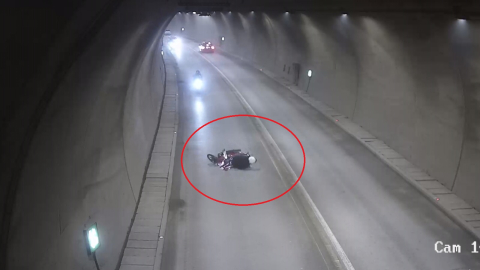 Tünelde motosikletin devrilip sürüklendiği kaza kamerada