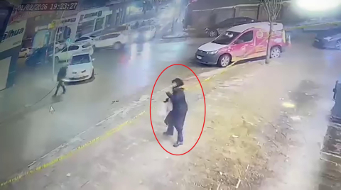 Çatıdan düşen buz kütlesinin altında kalmaktan son anda kurtuldu