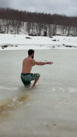 Buzu kırıp göle girdi