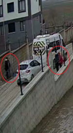 Öğrencilerin gözü önünde yumruk yumruğa kavga