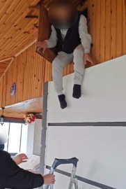 Yalova’da 27,6 yıl hapis cezası bulunan firari evinin tavanındaki gizli bölmede yakalandı