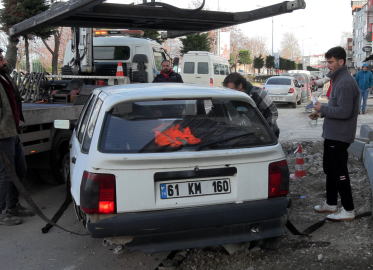 Önündeki araca çarpmamak için sürücüsünün ani manevra yaptığı otomobil yan yattı