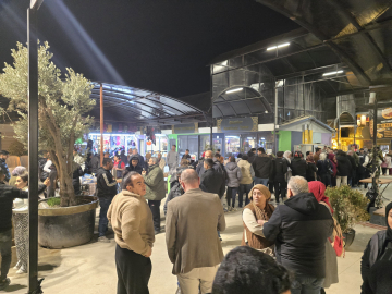 Tarihi Uzun Çarşı esnafından depremde hayatını kaybedenler anısına ikram