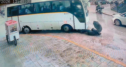 Servis minibüsünün çarpıp sürüklediği kadın yara almadan kurtuldu