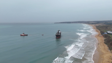 İstanbul- Sarıyer’de karaya oturan gemiyi kurtarma çalışmaları devam ediyor