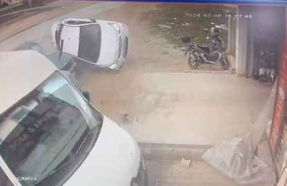Çocuk sürücünün kullandığı otomobil, 3 araca çarpıp takla attı: 8 yaralı; kaza anı kamerada