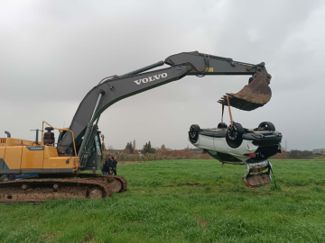 İzmir'de otomobil, dere üzerindeki köprüden geçerken sele kapıldı: 2 ölü (5)