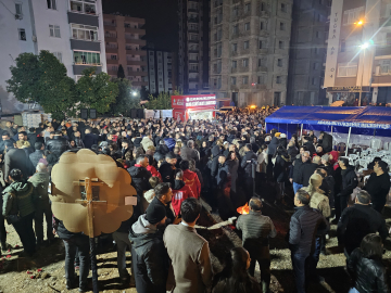 Adana’da anma etkinliği 96 kişinin hayatını kaybettiği bina alanında yapıldı