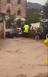 Hatay'da şiddetli sağanak sele neden oldu; araçlarında mahsur kalanlar iş makineleriyle kurtarıldı